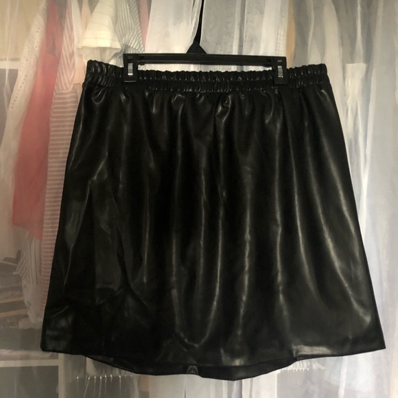 BNWT Faux Leather Pleated Skirt - Picture 4 of 4